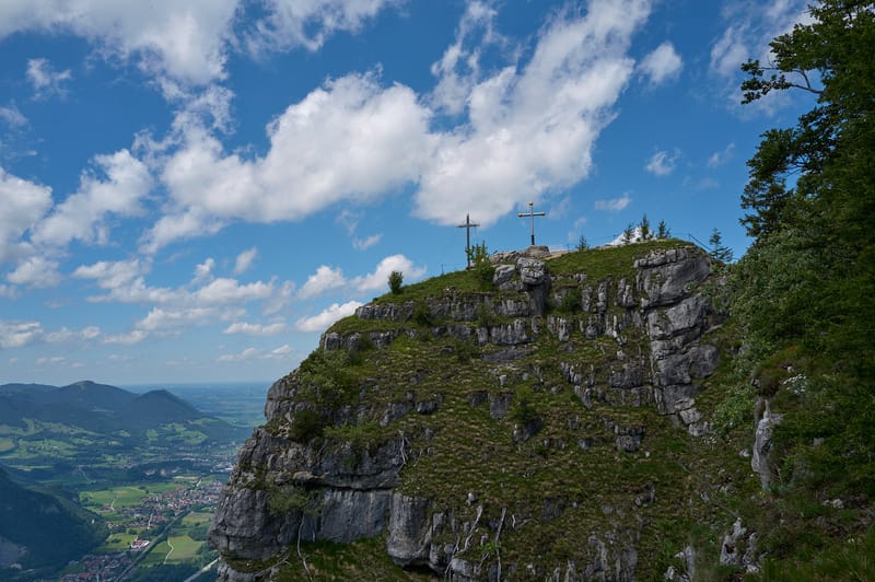 Gipfelplateau des Kranzhorn mit zwei Gipfelkreuzen, im Hintergrund das Inntal